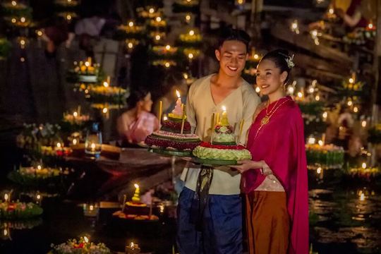 Traditionelle-Thai-Kleidung-zum-Loy-Krathong-Fest