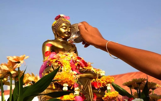 Songkran-Thailand-Buddha-Waschen