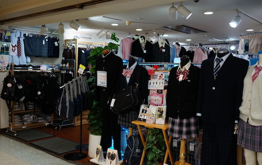 Japanische-Schuluniform-im-Shop-Kaufen