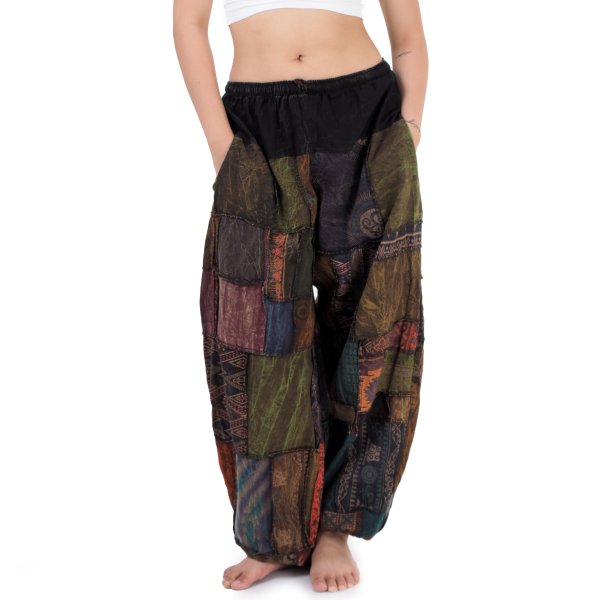 Detailaufnahme schwarze Patchwork Aladinhose mit bunten Applikationen und Om-Druck.